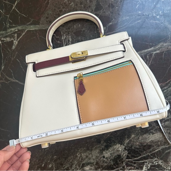 Classic Leather Hangbag Gold Lock - Picture 12 of 14